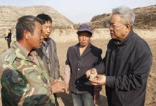 "马铃薯育种之父"王一航到永靖田间传技